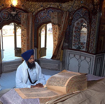 Siri Guru Granth Sahib Ji reading